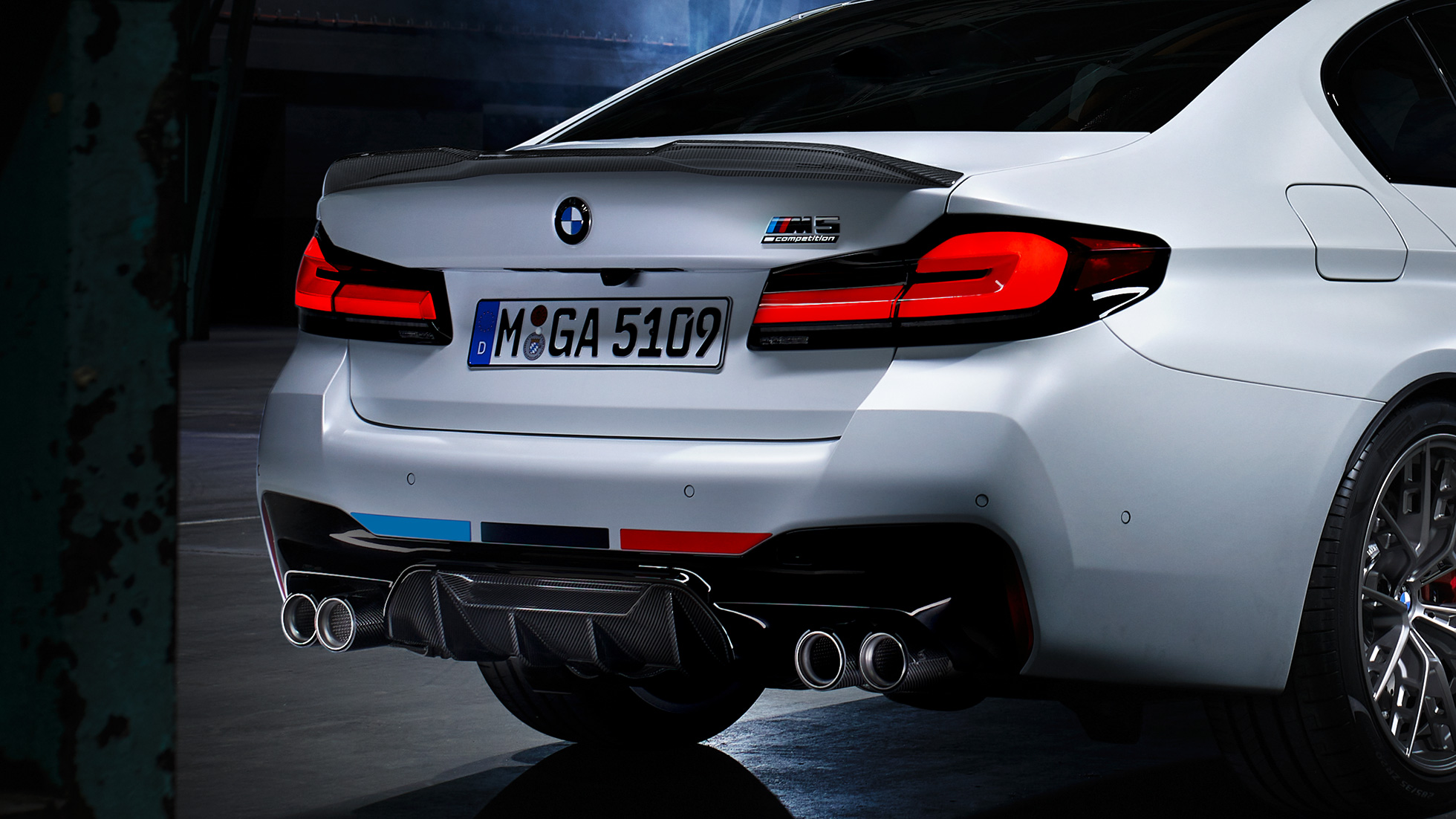 BMW M5 sedd snett bakifrån BMW M Performance Parts BMW M5 sedd snett bakifrån
