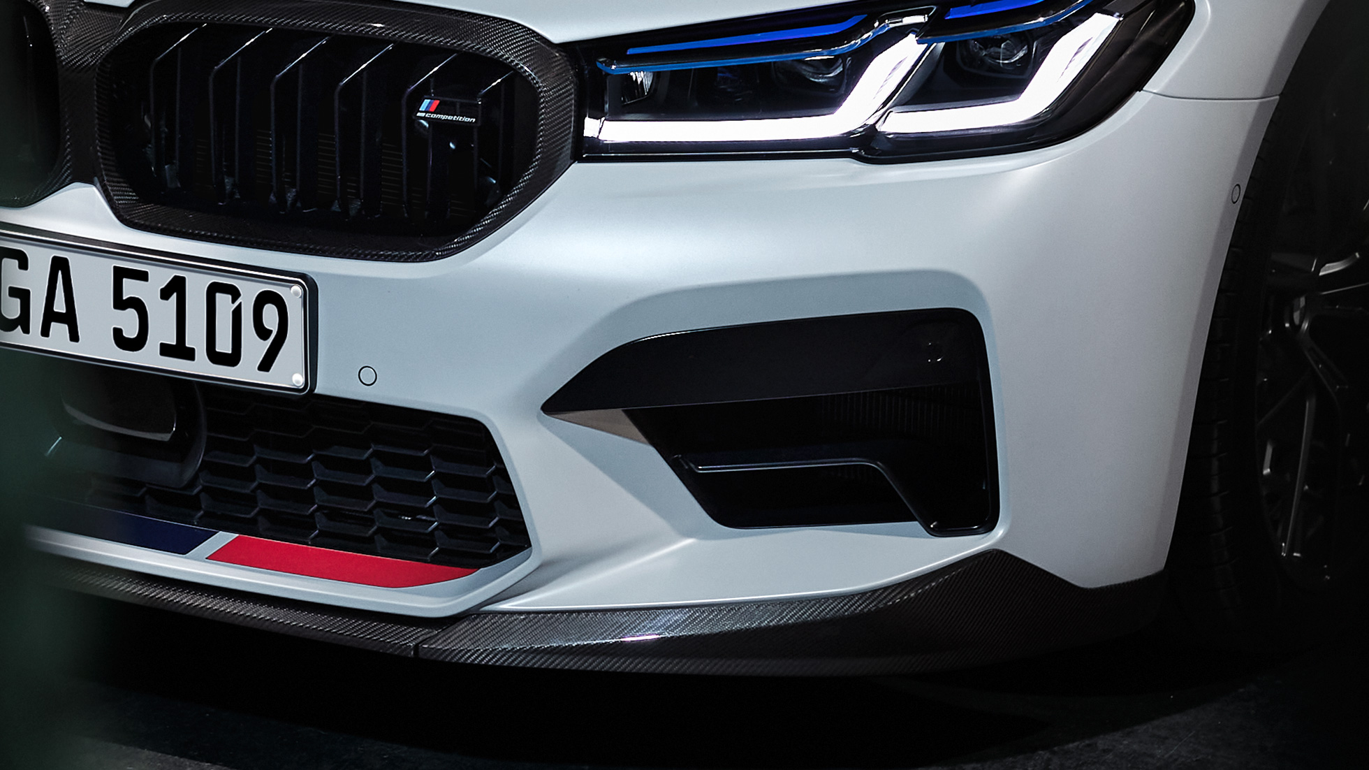 M Performance frontsplitter kolfiber närbild BMW M Performance Parts M Performance frontsplitter kolfiber närbild