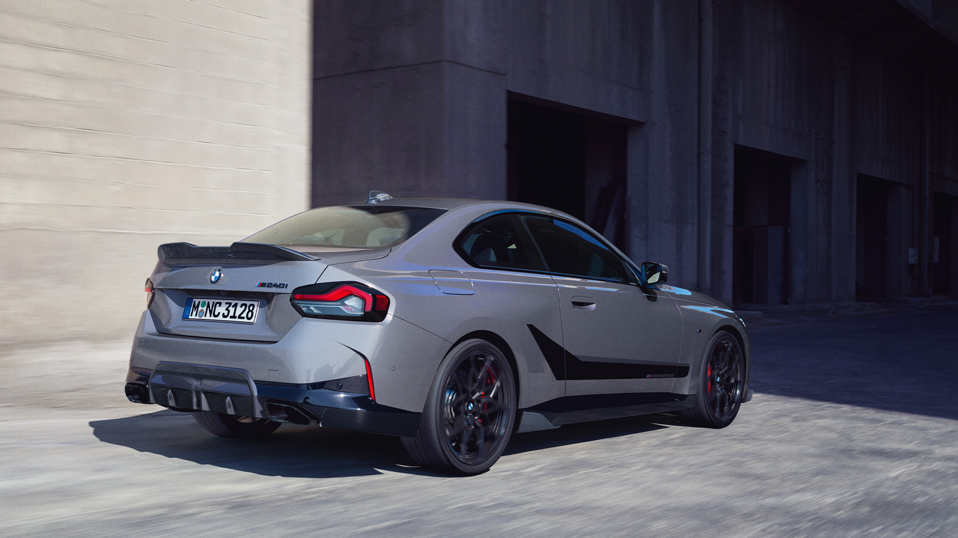 BMW 2-serie Coupé, sedd snett bakifrån BMW M Performance Parts BMW 2-serie Coupé G22 sedd snett bakifrån