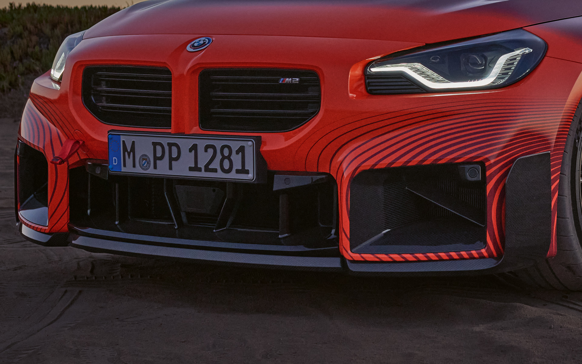 BMW M2 Coupé G87 BMW M Performance Parts M Performance frontspoiler av kolfiber i mitten BMW M2 Coupé G87 2023 BMW M Performance Parts M Performance frontspoiler av kolfiber i mitten