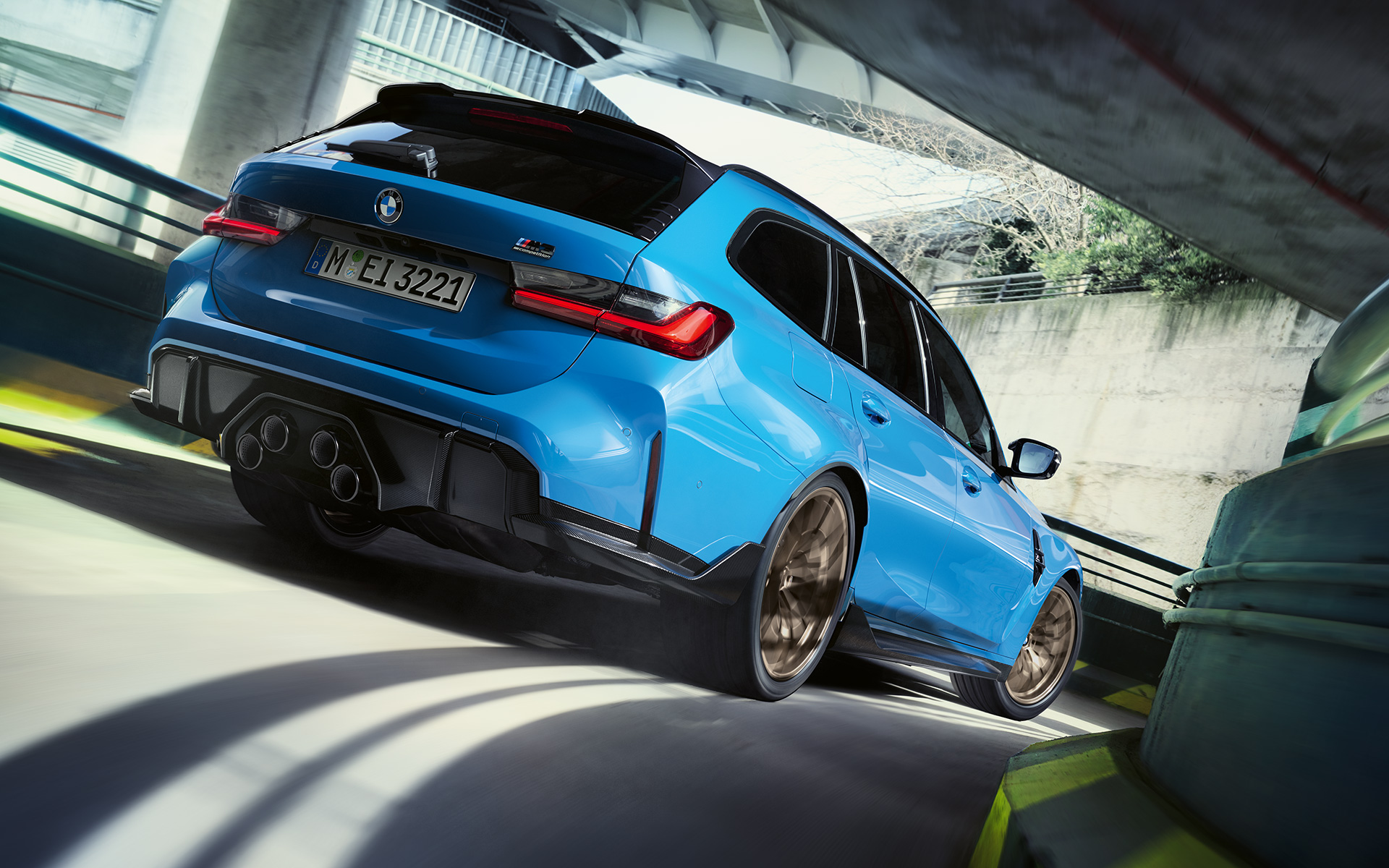 BMW M3 Touring G81 BMW M Performance Parts sedd snett bakifrån BMW M3 Touring G81 BMW M Performance Parts sedd körandes snett bakifrån
