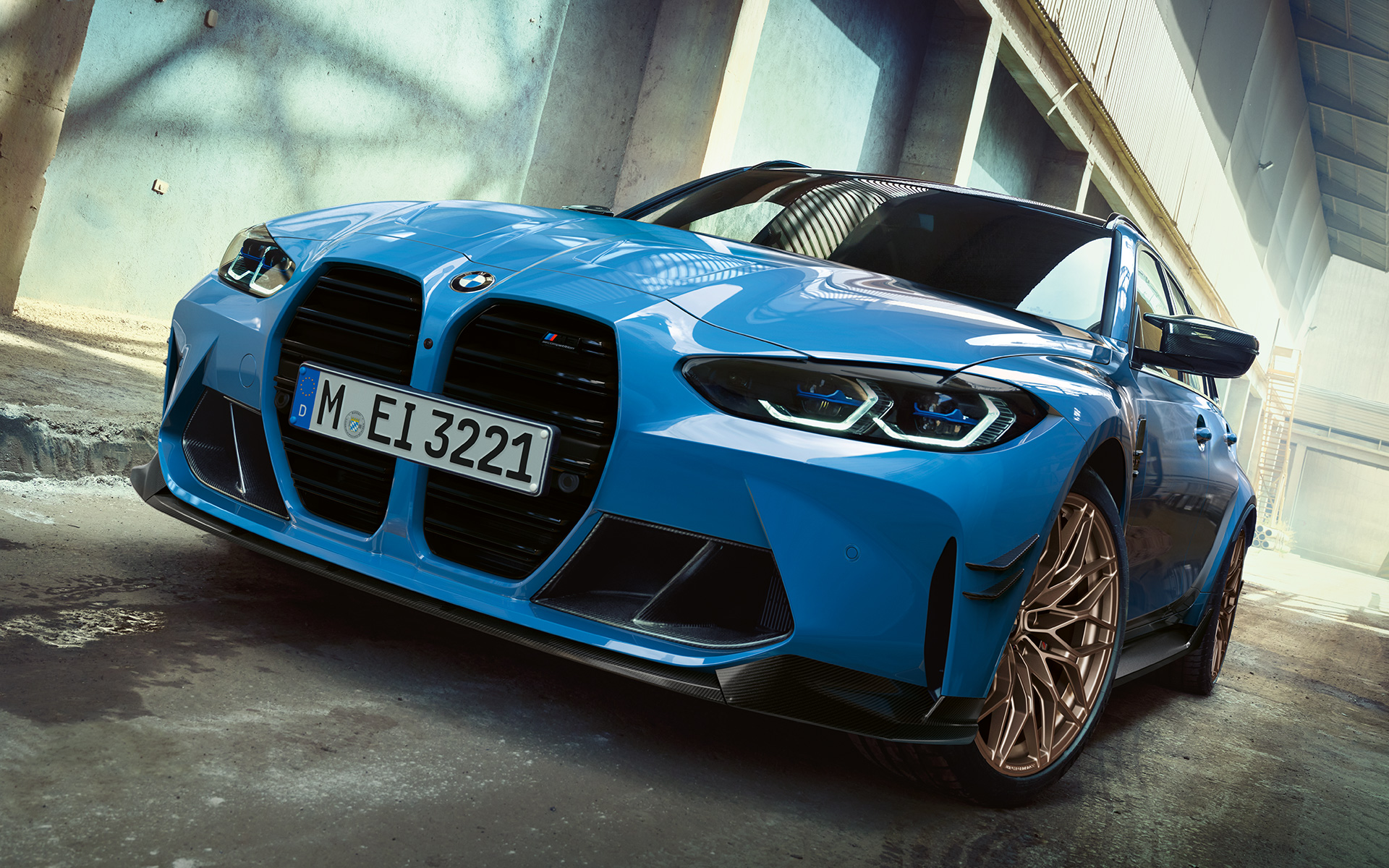 BMW M3 Touring G81 BMW M Performance Parts sedd snett framifrån BMW M3 Touring G81 BMW M Performance Parts sedd körandes snett framifrån