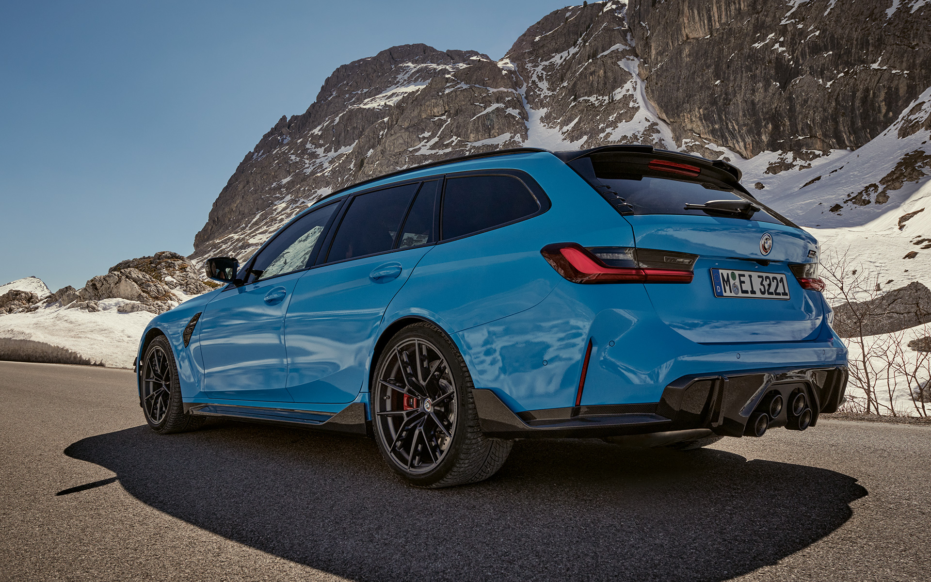 BMW M3 Touring G81 BMW M Performance Parts sedd körandes snett från sidan BMW M3 Touring G81 BMW M Performance Parts sedd körandes snett från sidan i bergslandskap