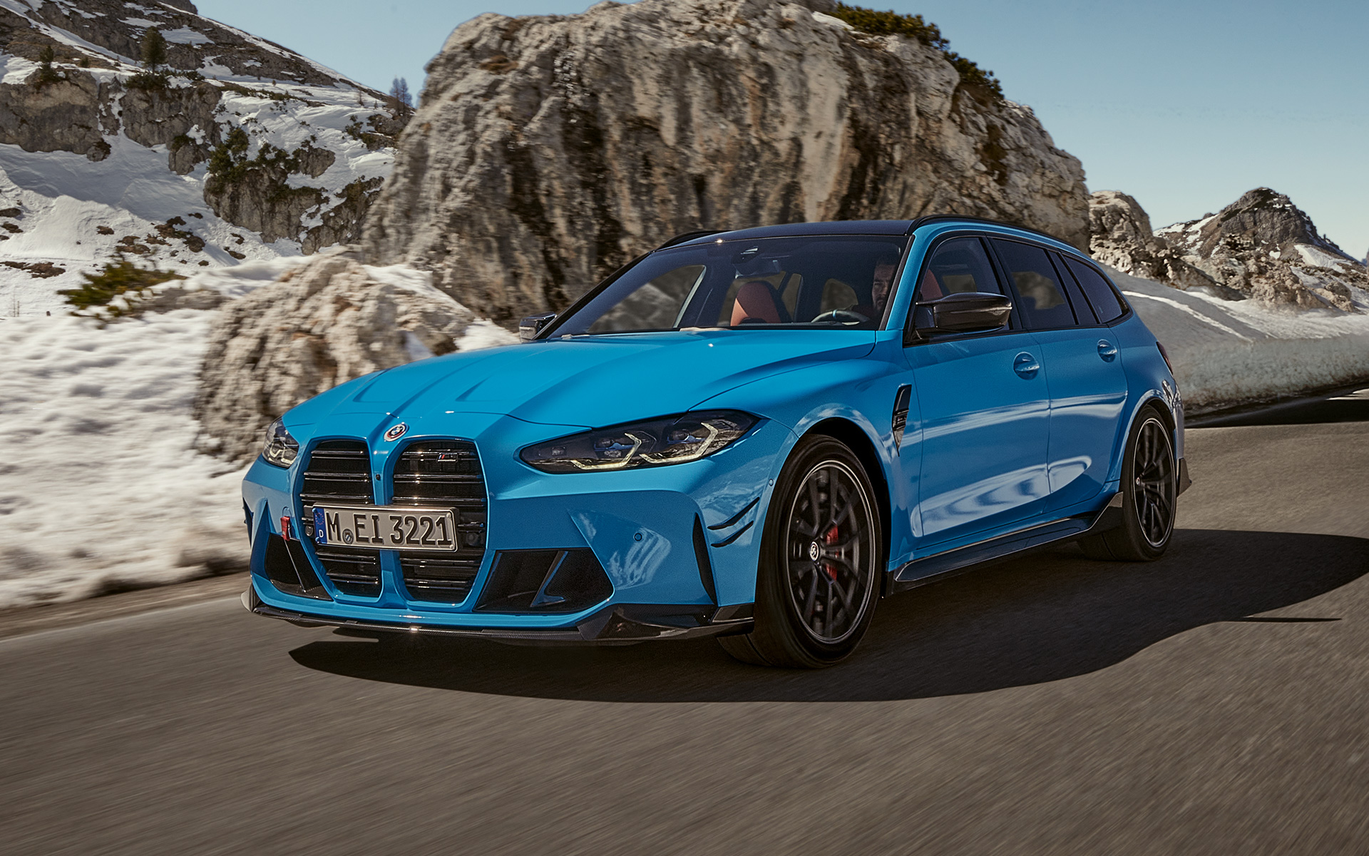BMW M3 Touring G81 BMW M Performance Parts sedd körandes snett framifrån BMW M3 Touring G81 BMW M Performance Parts sedd körandes snett framifrån i bergslandskap