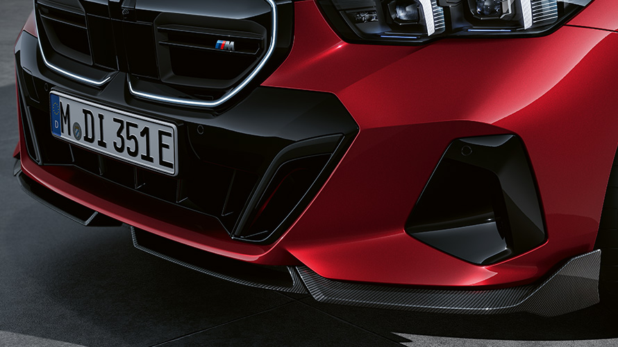 BMW M Performance Parts BMW i5 G60 M Performance frontspoiler av kolfiber i mitten BMW M Performance Parts 2023 BMW i5 G60 M Performance frontspoiler av kolfiber i mitten