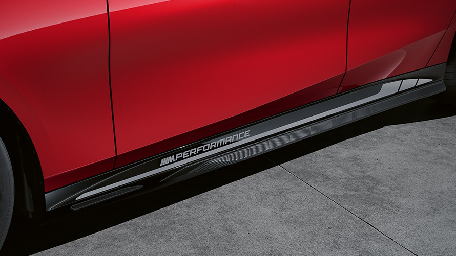 BMW M Performance Parts BMW i5 G60 M Performance tröskelbreddare av kolfiber på vänster sida BMW M Performance Parts 2023 BMW i5 G60 M Performance tröskelbreddare av kolfiber på vänster sida