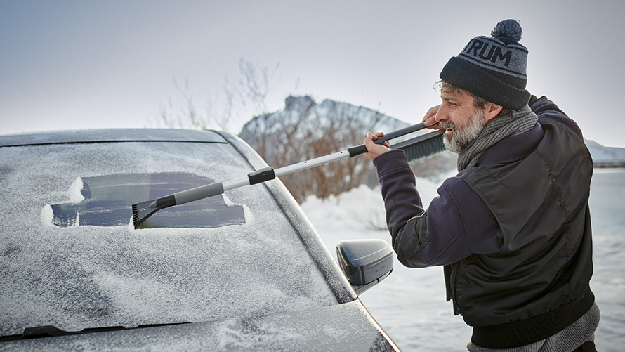 BMW Isskrapa teleskop med snöborste BMW Original höst- och vintertillbehör BMW Isskrapa teleskop med snöborste BMW Original höst- och vintertillbehör
