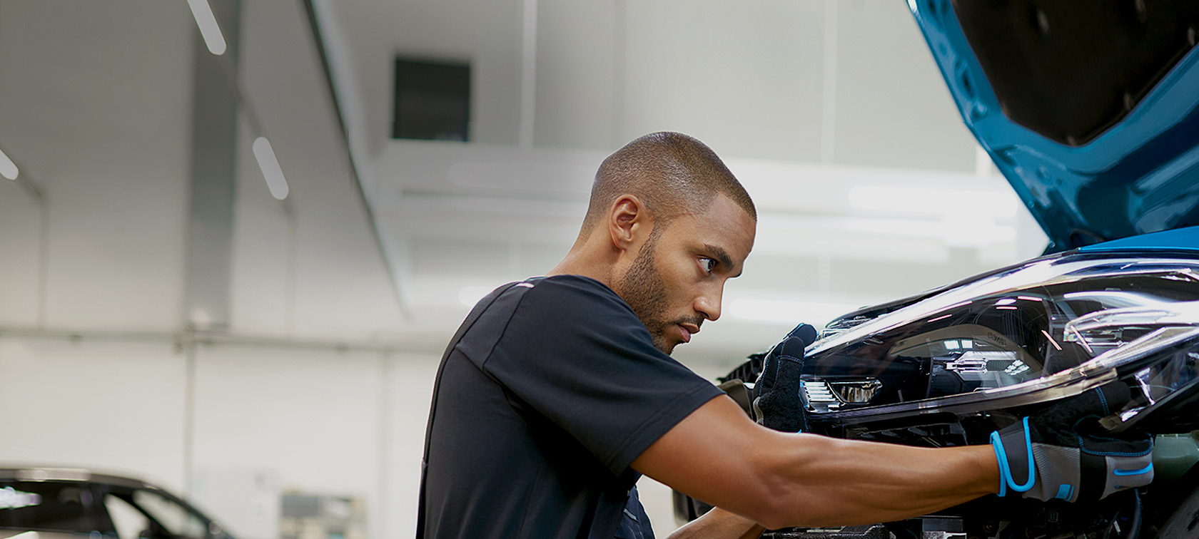 BMW Reparation och bilvård BMW Reparation och bilvård verkstadsmedarbetare