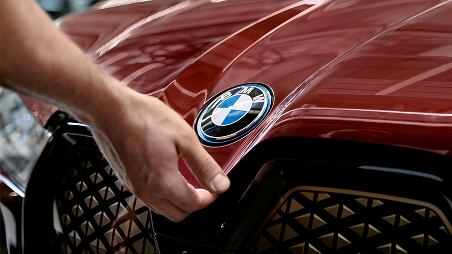 BMW framför ett sommarlandskap med modell BMW Service Inclusive BMW framför ett sommarlandskap med modell