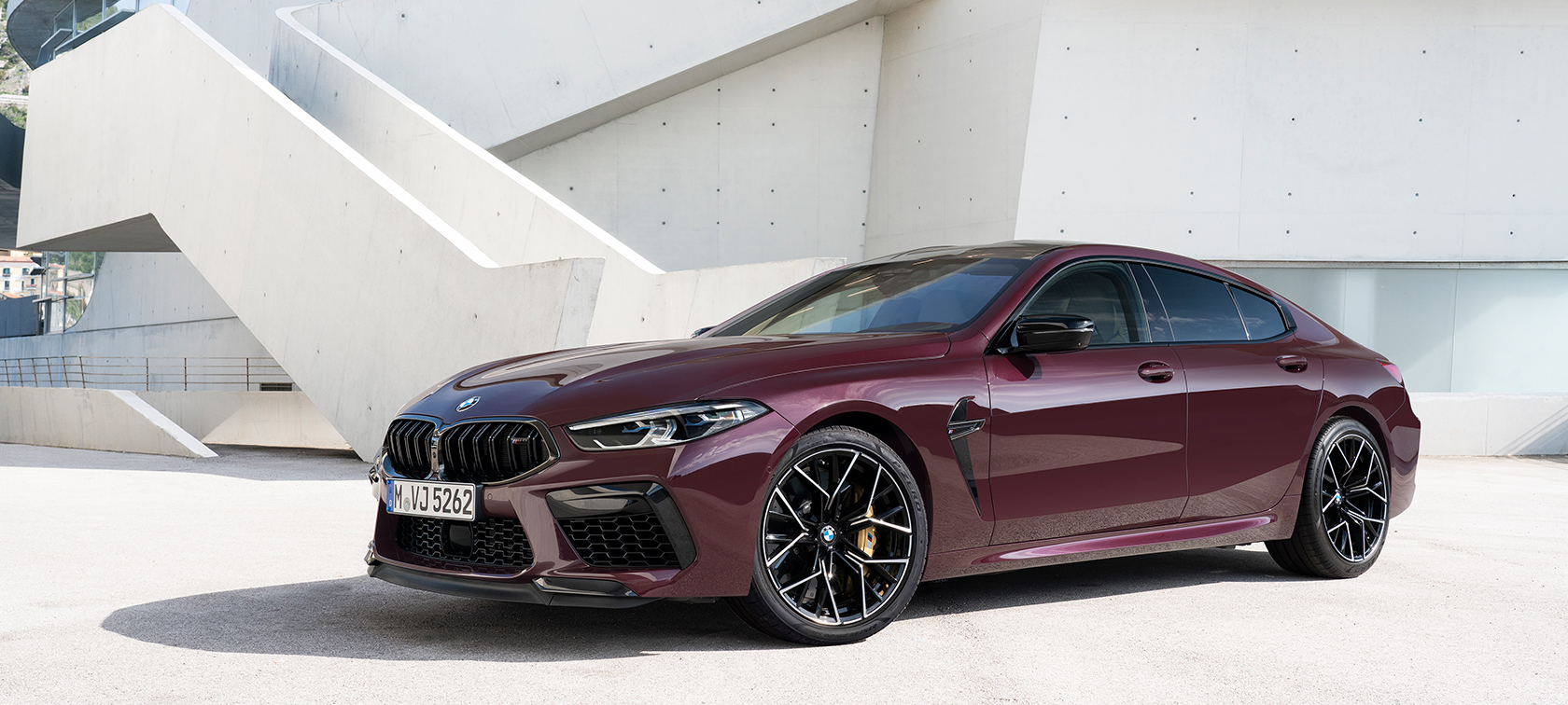 BMW M8 Competition Gran Coupé fågelperspektiv BMW M8 Competition Gran Coupé F93 2020 BMW Individual Ametrin metallic parkerad framför byggnad fågelperspektiv