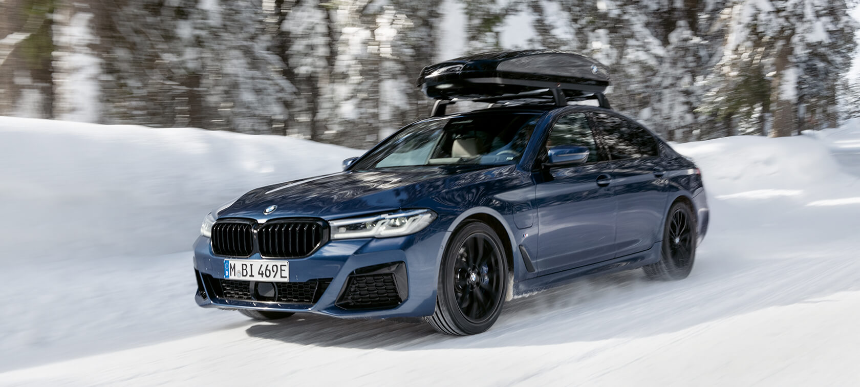 BMW med vinterdäck på snö och is