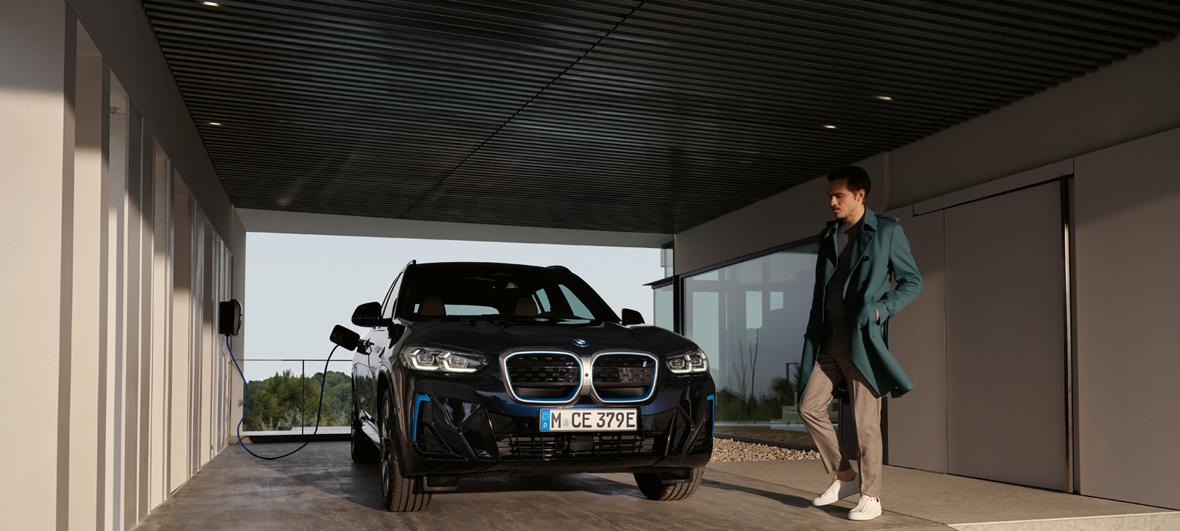 BMW iX3 laddas i en BMW Wallbox BMW iX3 laddas i en BMW Wallbox