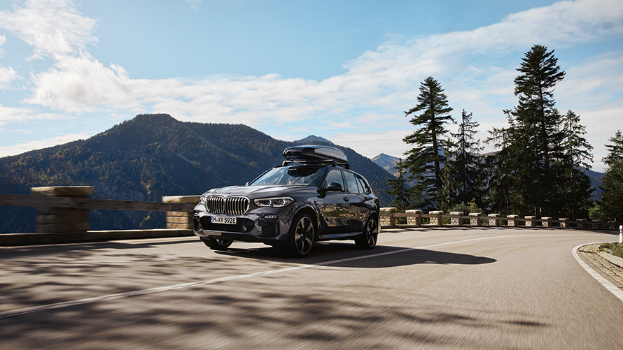 BMW med takbox på landsväg. BMW med takbox på landsväg.