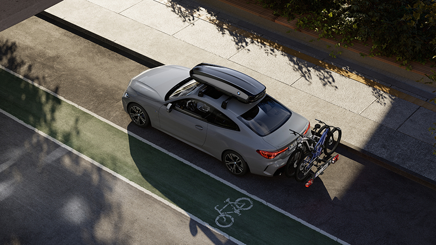 BMW med takbox sedd ovanifrån. BMW med takbox sedd ovanifrån.