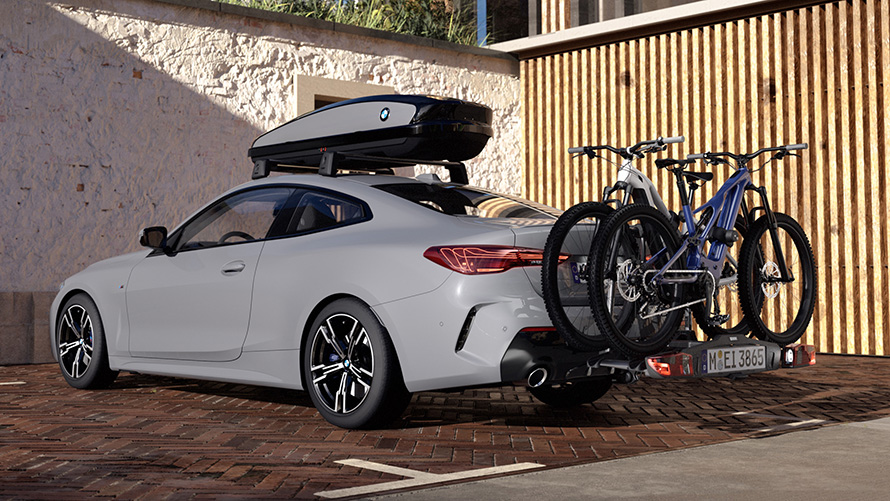 BMW parkerad med takbox och cykelställ. BMW parkerad med takbox och cykelställ.
