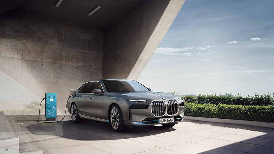 Laddning av en BMW i7 på publik laddstation. Laddning av en BMW i7 på publik laddstation.