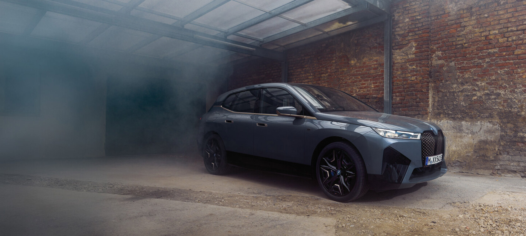 BMW iX M60 i20 2022 eldriven SUV Oxidgrå metallic sedd snett framifrån 