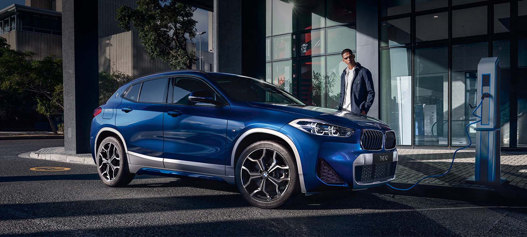 BMW X2 xDrive25e Plug-in Hybrid sedd snett framifrån BMW X2 xDrive25e Plug-in Hybrid F39 2020 sedd snett framifrån