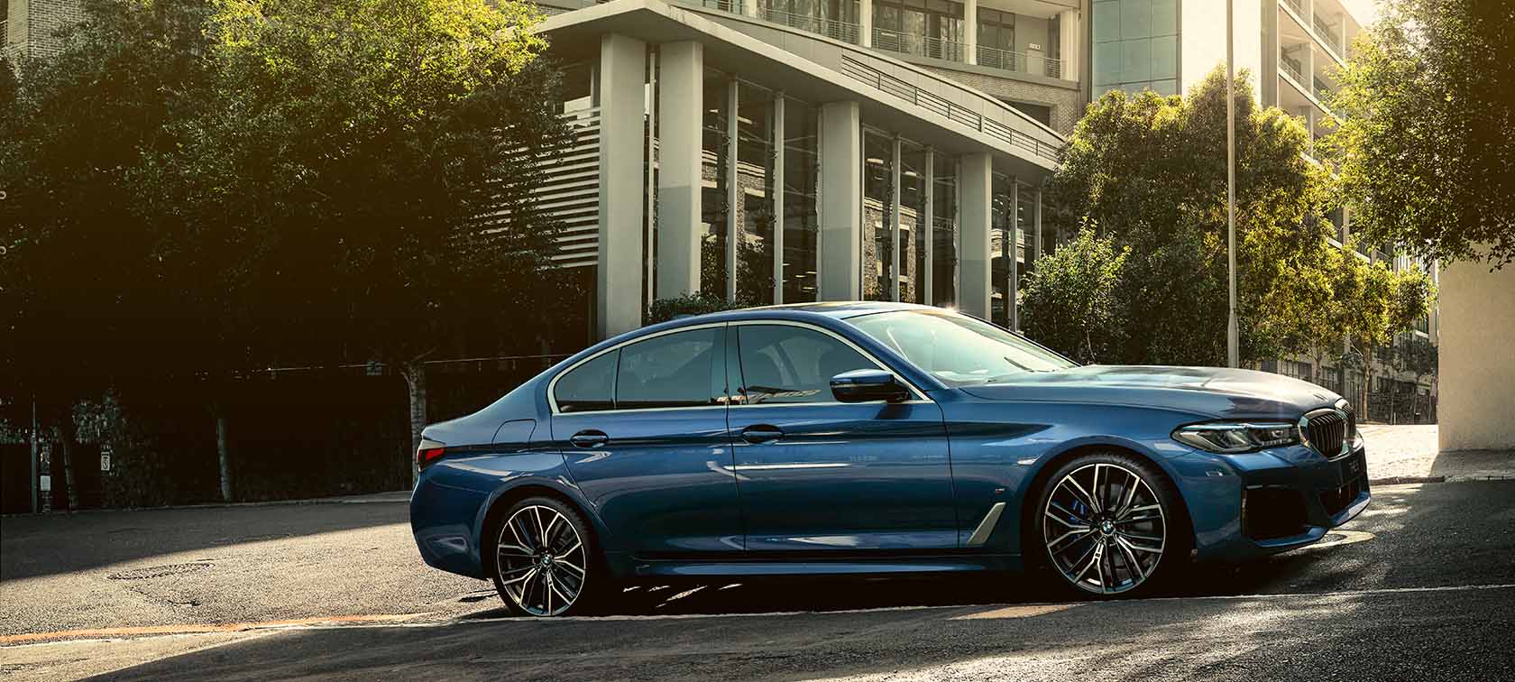BMW 5-serie Sedan parkerad BMW 5-serie Sedan Phytonicblå sedd ur fågelperspektiv parkerad