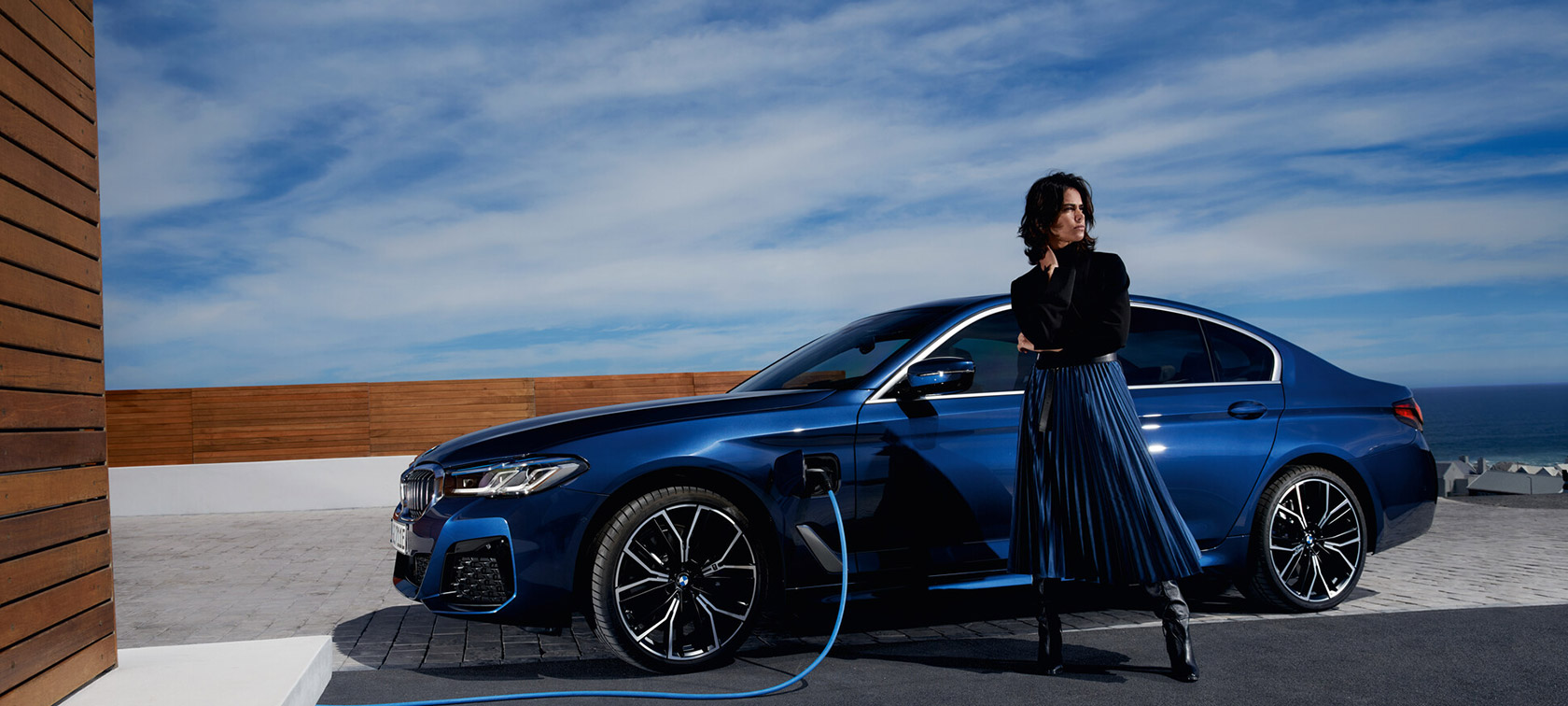 BMW 5-serie Sedan G30 Facelift 2020 Phytonicblå sedd snett framifrån körandes