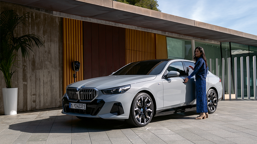 Laddning av en BMW i7 på publik laddstation. Laddning av en BMW i7 på publik laddstation.