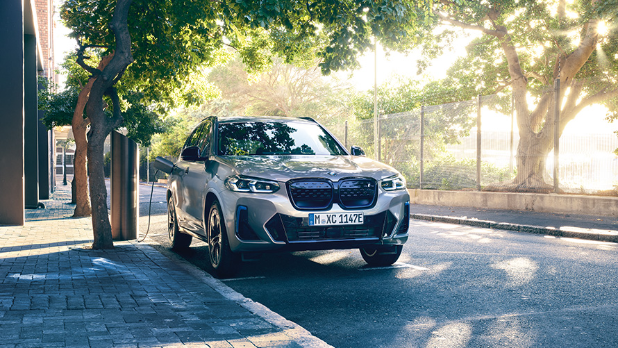 Laddning av BMW i4 hemma på uppfart. Laddning av BMW i4 hemma på uppfart.