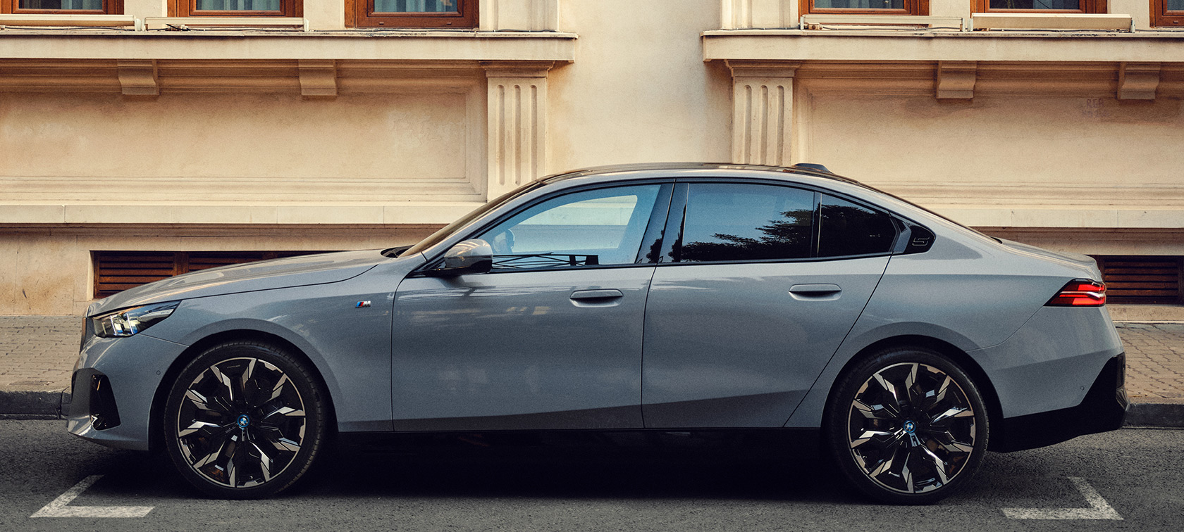 BMW i5 parkerad och sedd från sidan. BMW i5 parkerad och sedd från sidan.