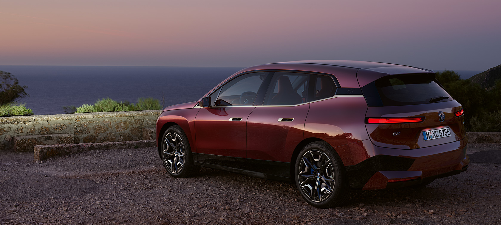 BMW iX i20 2021 eldriven SUV BMW iX xDrive50 aventurinröd vid kusten