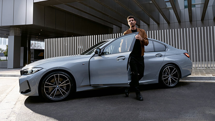 En grå BMW 3-serie Sedan sedd från sidan