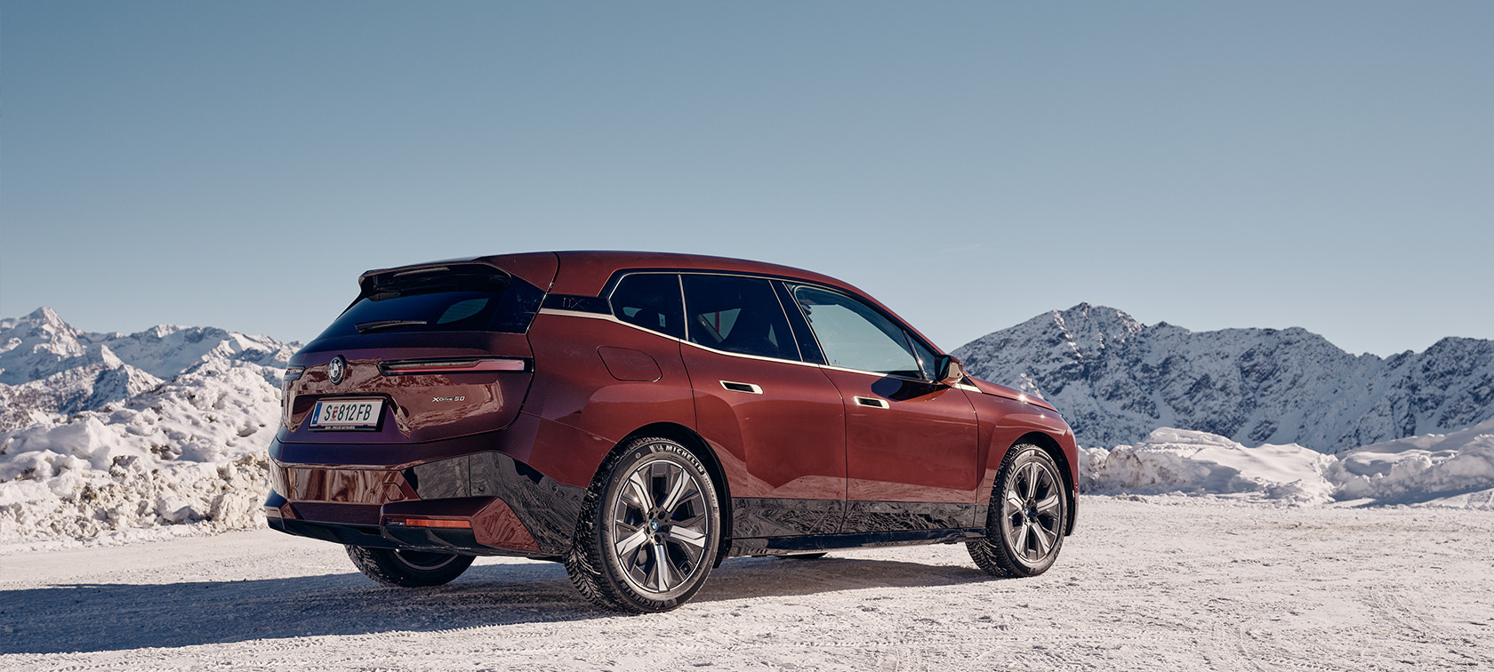 BMW i4 BMW iX i ett vinterlandskap