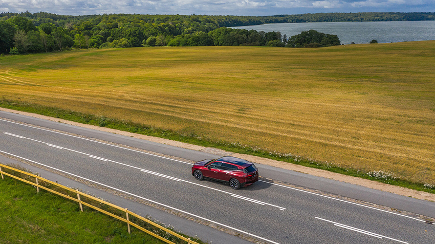 BMW på sommarväg BMW på sommarväg