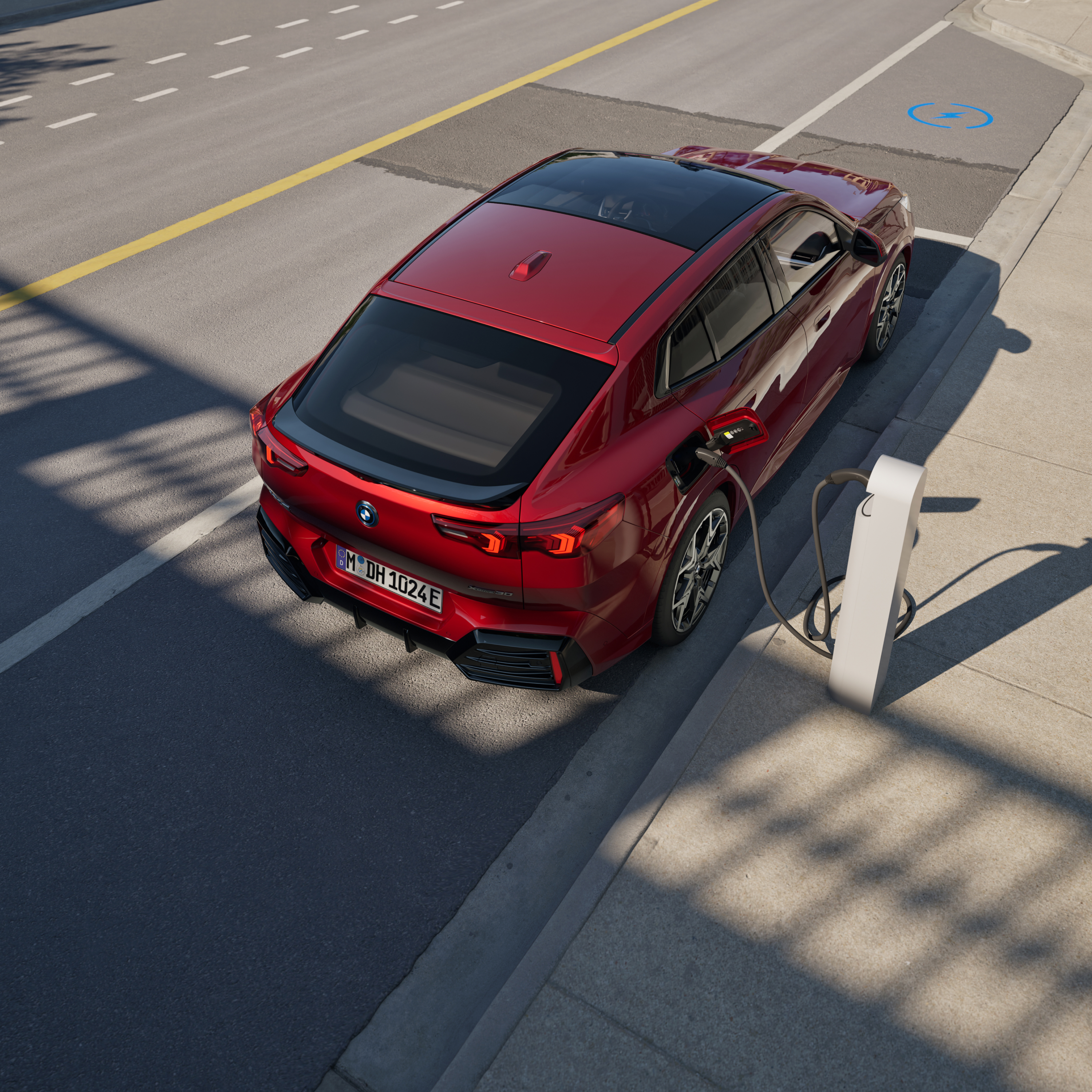BMW laddar vid en laddningsstolpe