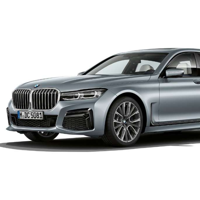 BMW 7-serie sedan M Sportpaket, i trefjärdedels vy framifrån Grå BMW 7-serie sedan med M Sportpaket i trefjärdedels vy framifrån