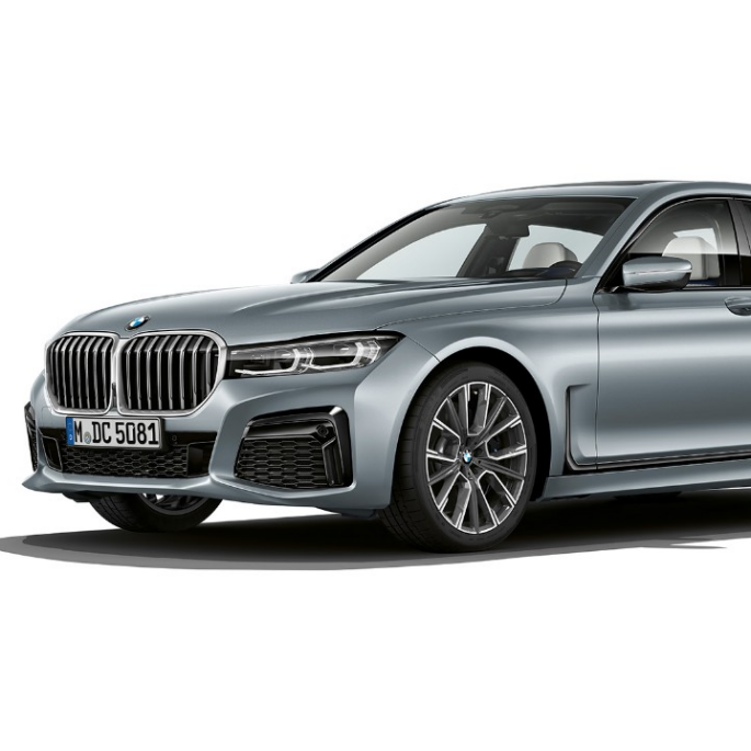 BMW 7-serie sedan M Sportpaket, i trefjärdedels vy framifrån Grå BMW 7-serie sedan med M Sportpaket i trefjärdedels vy framifrån