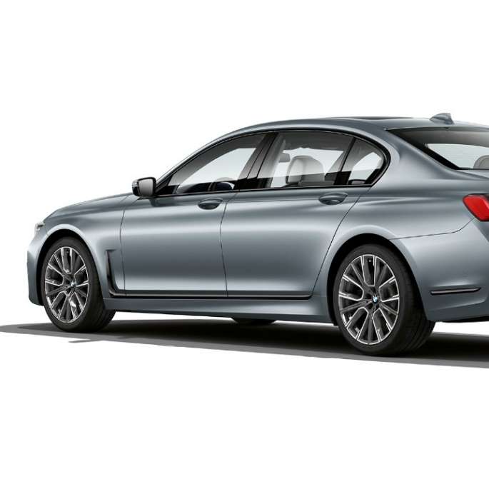 BMW 7-serie sedan M Sportpaket, i trefjärdedels vy bakifrån Grå BMW 7-serie sedan med M Sportpaket i trefjärdedels vy bakifrån