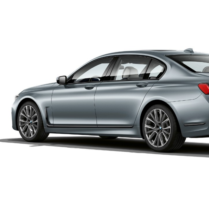 BMW 7-serie sedan M Sportpaket, i trefjärdedels vy bakifrån Grå BMW 7-serie sedan med M Sportpaket i trefjärdedels vy bakifrån
