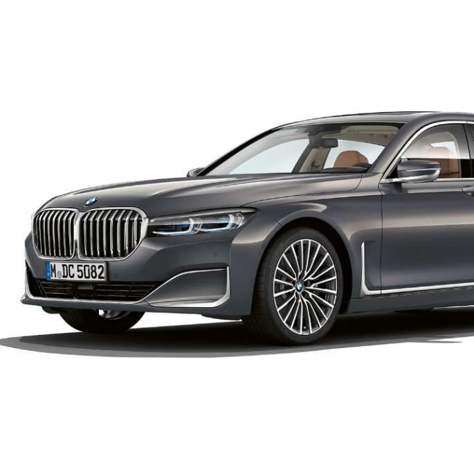 BMW 7-serie sedan med exteriördesignen Pure Excellence, trefjärdedels vy framifrån Grå BMW 7-serie sedan med exteriördesignen Pure Excellence i trefjärdedels vy framifrån
