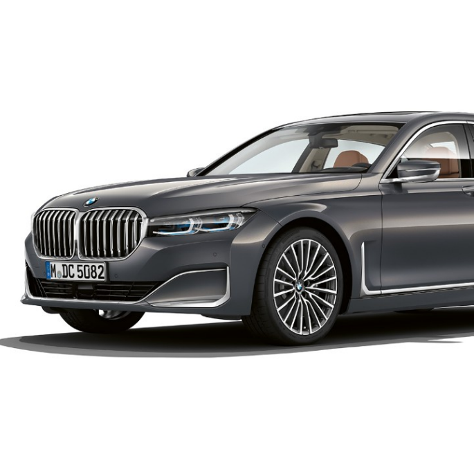 BMW 7-serie sedan med exteriördesignen Pure Excellence, trefjärdedels vy framifrån Grå BMW 7-serie sedan med exteriördesignen Pure Excellence i trefjärdedels vy framifrån