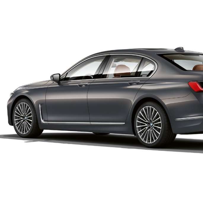 BMW 7-serie sedan med exteriördesignen Pure Excellence, i trefjärdedels vy bakifrån Grå BMW 7-serie sedan med exteriördesignen Pure Excellence i trefjärdedels vy bakifrån