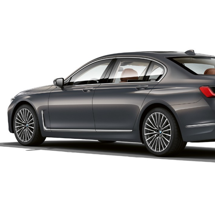 BMW 7-serie sedan med exteriördesignen Pure Excellence, i trefjärdedels vy bakifrån Grå BMW 7-serie sedan med exteriördesignen Pure Excellence i trefjärdedels vy bakifrån
