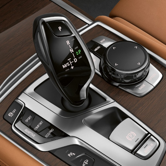 BMW 7-serie sedan med exteriördesignen Pure Excellence, växelväljare BMW 7-serie sedan med exteriördesignen Pure Excellence: Närbild av växelväljaren