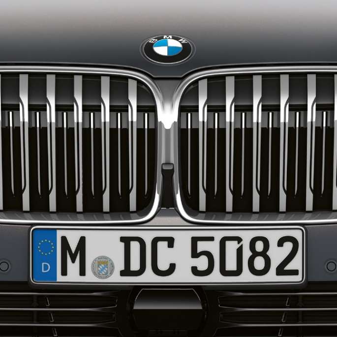 BMW 7-serie sedan med exteriördesignen Pure Excellence, växelväljare BMW 7-serie sedan med exteriördesignen Pure Excellence: Närbild av BMW-njuren
