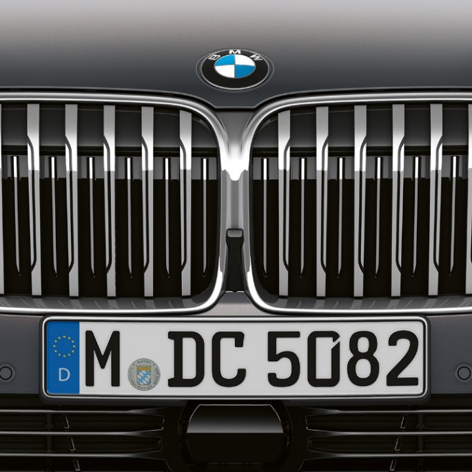 BMW 7-serie sedan med exteriördesignen Pure Excellence, växelväljare BMW 7-serie sedan med exteriördesignen Pure Excellence: Närbild av BMW-njuren