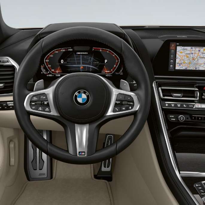 BMW M850i xDrive, Dravit Grey metallic, förarplats med M lädersportratt.