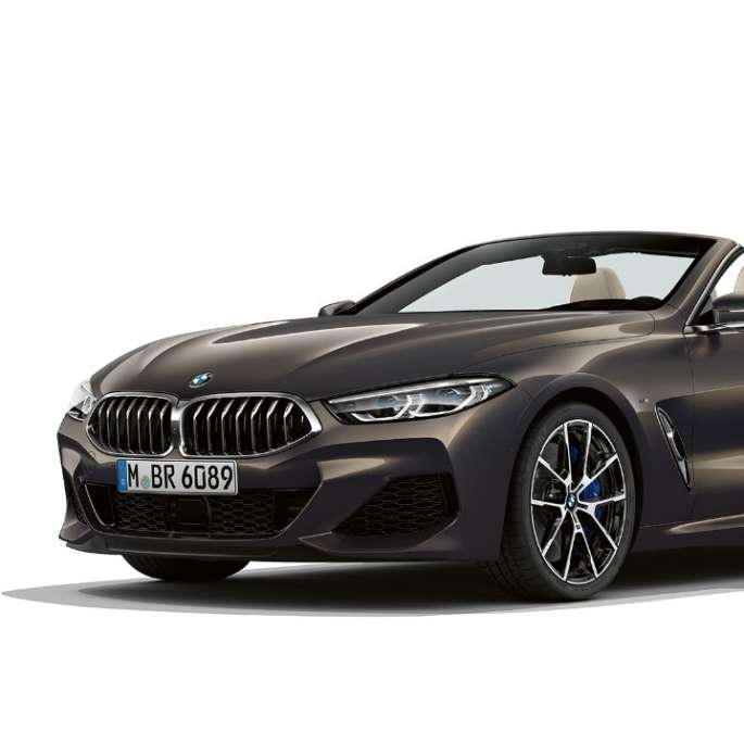BMW M850i xDrive, Dravit Grey metallic, snett framifrån.