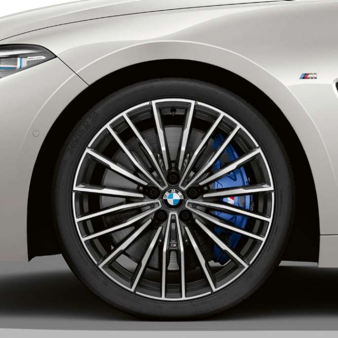 BMW M850i xDrive, Mineral White metallic, 20" M lättmetallfälgar Multieker 729.