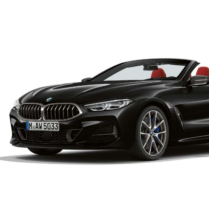 BMW M850i xDrive, Carbon Black metallic, snett framifrån.
