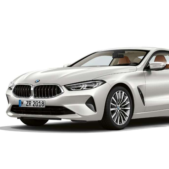 BMW 8-serie Coupé, Mineralvit metallic, trefjärdedelsvy framifrån.