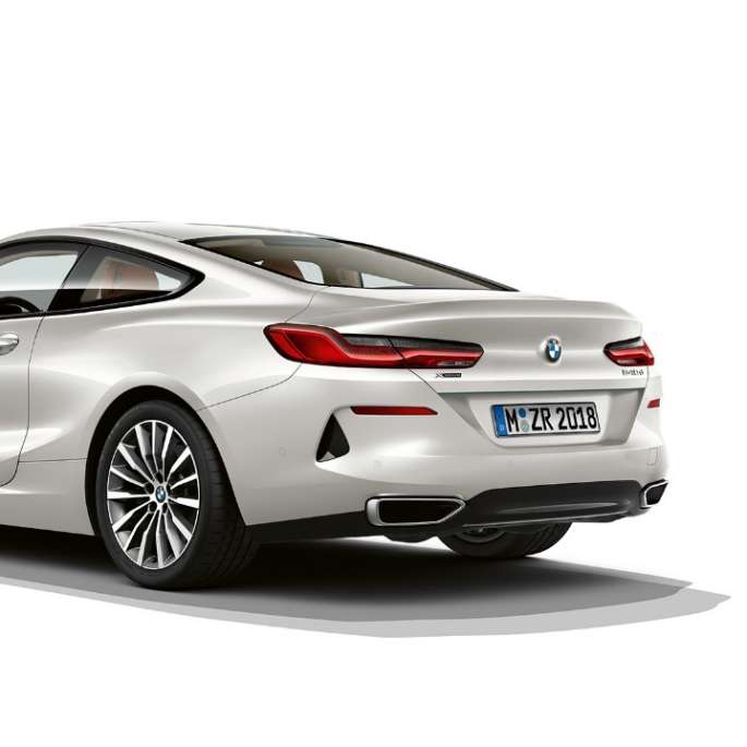 BMW 8-serie Coupé, Mineralvit metallic, trefjärdedelsvy bakifrån.