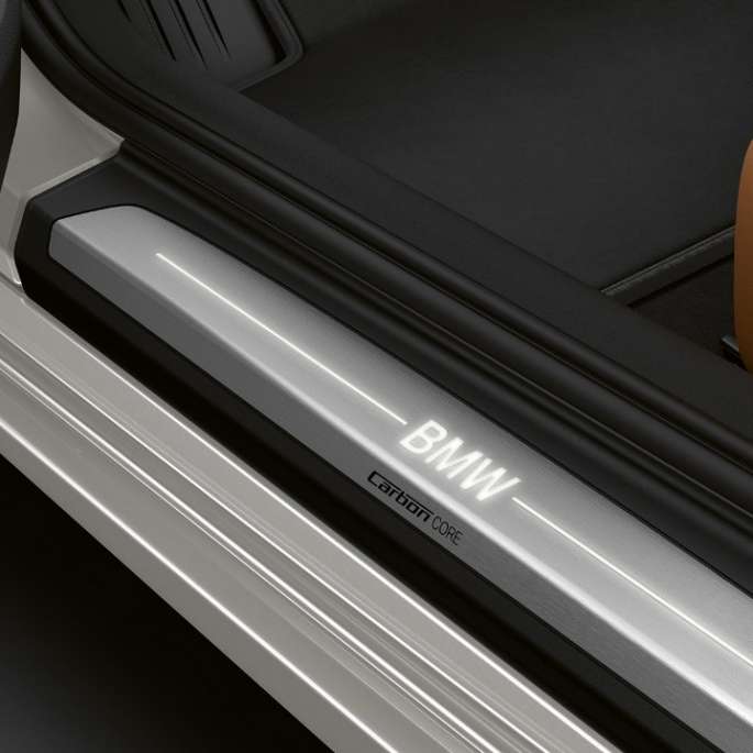 BMW 8-serie Coupé, instegslister med belyst BMW-logotyp.